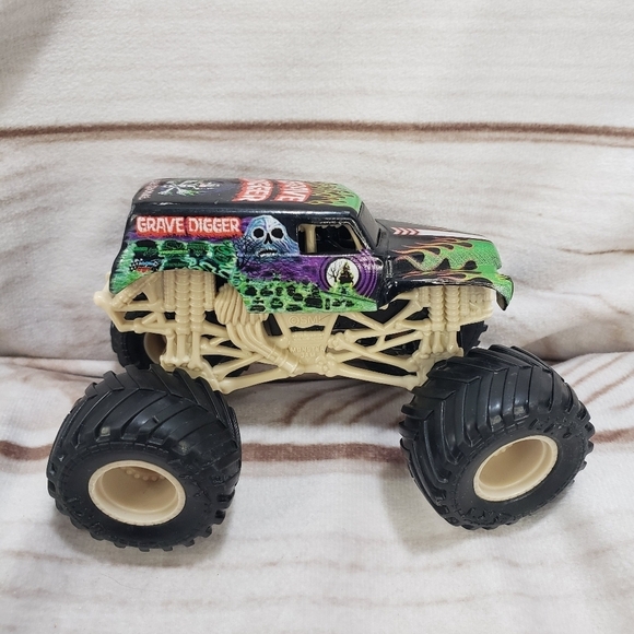 Hot Wheels Monster Jam Grave Digger & Calavera Diecast Trucks 4 Inch 2022 - Picture 7 of 12